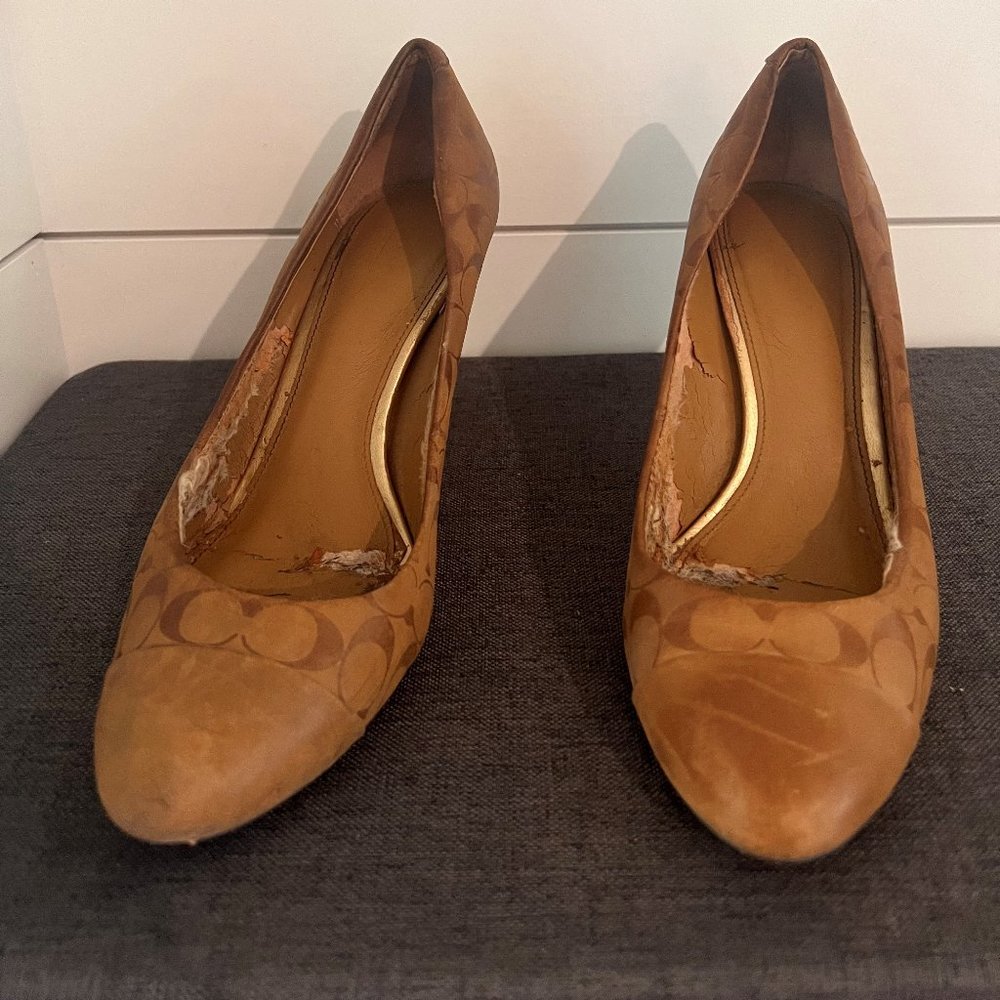 Women's Coach "Natassia" Pumps Tan Leather Embossed "C" size 7B